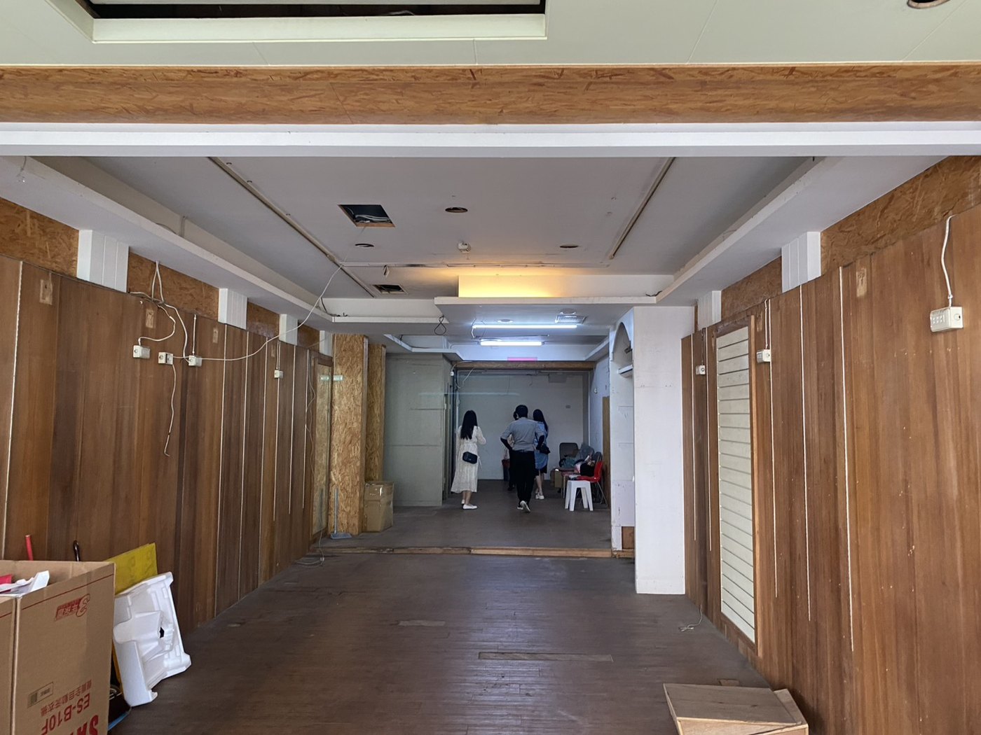 施工前的原況，前一手留下的木作牆面與深色地板。